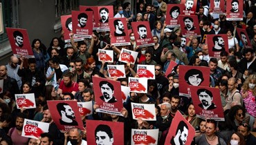 متظاهرون خلال تجمع في اسطنبول دعما لكافالا (26 نيسان 2022، أ ف ب). 