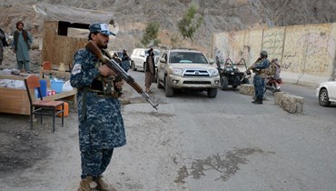 مقاتلون من طالبان وقفوا عند نقطة تفتيش على طريق في قندهار (23 نيسان 2022، أ ف ب). 