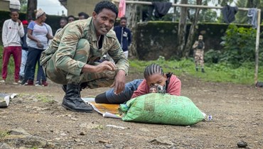 صورة أرشيفية- تدريب متطوعين في الميليشيات الموالية للحكومة في باحة مدرسة في غوندار في منطقة أمهرة شمال إثيوبيا (24 آب 2021، أ ب). 