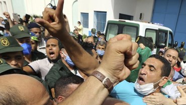 طابو رافعاً علامة النصر وسط أنصاره بعد إطلاقه من سجن القليعة غرب الجزائر العاصمة (2 تموز 2020، أ ب).