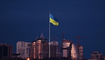 أكبر علم أوكراني يرفرف في كييف، 16 آذار 2022 - "أ ب"