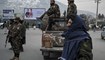 مقاتلون من طالبان توقفوا في أحد الشوارع في كابول (21 ك2 2022، أ ف ب).