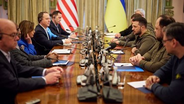 صورة وزعتها الرئاسة الاوكرانية في 1 ايار 2022، وتظهر زيلينسكي (الثالث من اليمين) مجتمعا ببيلوسي (الثالثة من اليسار) في كييف (أ ف ب). 