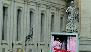 البابا فرنسيس يظهر على شاشة كبيرة خلال صلاة التبشير الملائكي في الفاتيكان (1 ايار 2022/ أ ف ب). 