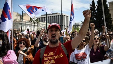 متظاهرون في اثينا، في مناسبة عيد العمال (1ايار 2022، أ ف ب). 