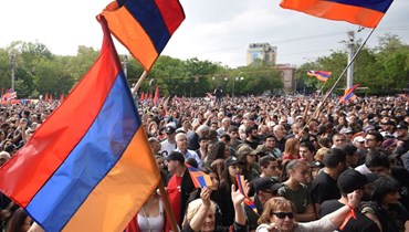 متظاهرون يلوحون بالأعلام الأرمينية خلال مشاركتهم في تجمع للمعارضة في يريفان، احتجاجًا على امتيازات كراباخ (1 ايار 2022، أ ف ب).