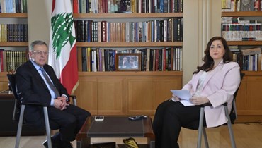 الرئيس السنيورة والزميلة ديانا سكيني خلال الحوار.  (تصوير حسام شبارو)