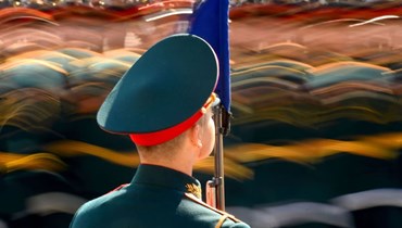 جندي روسي في ساحة دفورتسوفايا خلال عرض عسكري ليوم النصر في سان بطرسبرج، روسيا (9 أيار 2021 - أ ف ب).