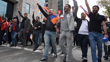 متظاهرون يرددون هتافات خلال تجمع للمعارضة في يريفان (3 ايار 2022، أ ف ب). 