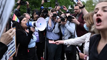 صحافيون يلتقطون صورًا خلال تجمع متظاهرين أمام المحكمة العليا الأميركية في واشنطن (3 ايار 2022، أ ف ب). 