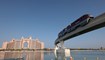 قطار مترو يعبر فوق المياه قبالة نخلة جميرا في دبي (16 ت2 2020، أ ف ب). 