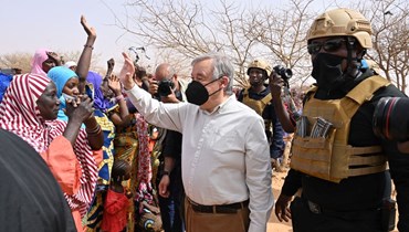 غوتيريس خلال زيارته مخيما للنازحين في ولام بالنيجر (3 ايار 2022، أ ف ب).