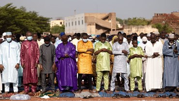 مسلمون يصلون في حي ماجنامبوغو في باماكو في بداية احتفالات عيد الفطر (1 ايار 2022، أ ف ب).