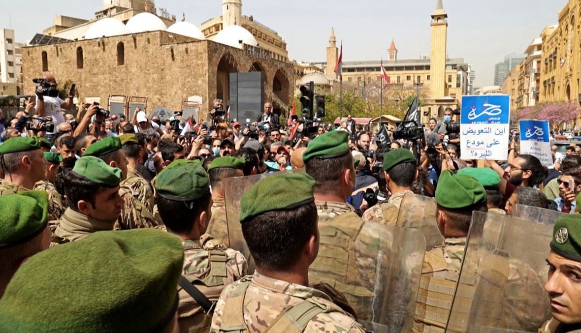 الجيش يوقف المتظاهرين ضد مشروع قانون الكابيتال كونترول خارج مبنى البرلمان في وسط بيروت (أ ف ب). 