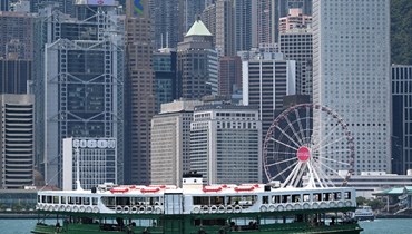 عبارة تبحر في ميناء فيكتوريا في هونغ كونغ (4 ايار 2022، أ ف ب). 