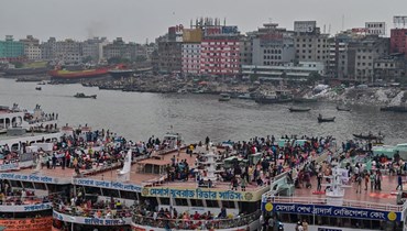 صورة تعبيرية- أشخاص استقلوا عبّارات في دكا للسفر إلى بلداتهم للاحتفال بعيد الفطر (30 نيسان 2022، أ ف ب). 