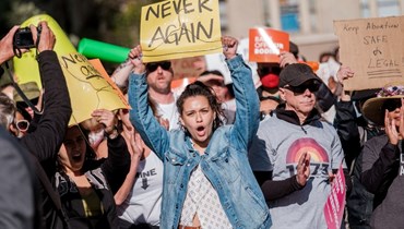 تجمع لمتظاهرين مؤيدين لحق الاختيار أمام المبنى الفيدرالي في سان فرانسيسكو للدفاع عن حقوق الإجهاض (3 ايار 2022، أ ف ب). 