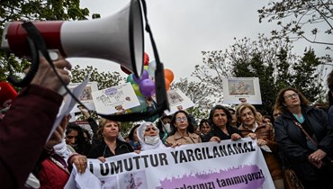 متظاهرون تجمعوا أمام سجن بكيركوي للنساء في اسطنبول دعما لكافالا  (30 نيسان 2022، أ ف ب). 