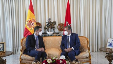 صورة ارشيفية- رئيس الوزراء المغربي عزيز أخنوش مستقبلا نظيره الإسباني بيدرو سانشيز في الرباط (7 نيسان 2022، أ ب). 