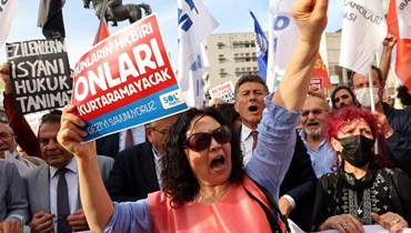 متظاهرون في ساحة أولوس في أنقرة خلال احتجاجهم على الحكم الصادر على كافالا (26 نيسان 2022، أ ف ب). 