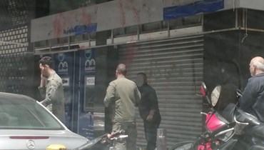 عناصر من فوج حرس بيروت مع أحد المتسولين في العاصمة.