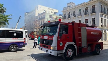 عمال إنقاذ انتشروا في محيط فندق ساراتوغا في هافانا، بعد وقوع الانفجار (6 ايار 2022، ا ف ب). 