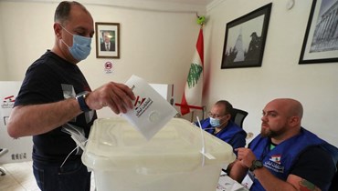 مشهد من مركز اقتراع بالسفارة اللبنانية في بغداد (6 أيار 2022 - أ ف ب).