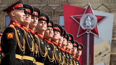 جنود روس يستعدون لاحتفالات التاسع من أيار في ذكرى انتصار موسكو على النزيين - "أ ب"