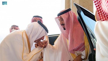 الملك سلمان خلال تأديته صلاة عيد الفطر مع جموع المصلين في المسجد الحرام (2 ايار 2022- واس). 
