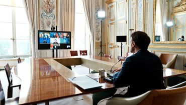 ماكرون يشارك في مؤتمر مجموعة السبع، عبر الفيديو، في قصر الإليزيه في باريس (8 ايار 2022، ا ف ب). 