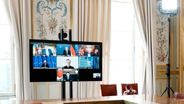 شاشة ظهر عليها قادة مجموعة السبع خلال مؤتمر عبر الفيديو مع ماكرون في قصر الإليزيه في باريس (8 ايار 2022، أ ف ب). 