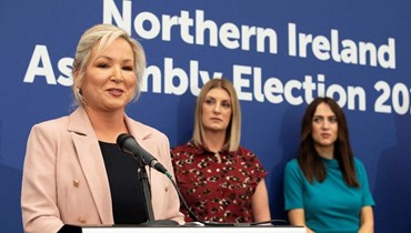 زعيمة حزب "شين فين" في إيرلندا الشمالية ميشيل أونيل تتحدث بعد فوز حزبها في الإنتخابات السبت (أ ف ب).