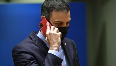 سانشيز يتحدث عبر هاتفه خلال طاولة مستديرة في قمة الاتحاد الأوروبي في بروكسيل (20 تموز 2022، أ ب). 