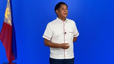ماركوس متحدثا الى وسائل الإعلام في مقر حزبه في مانيلا (9 ايار 2022، أ ف ب). 