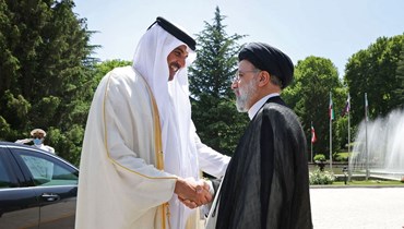 رئيسي (إلى اليمين) مستقبلا أمير قطر الشيخ تميم بن حمد آل ثاني في القصر الرئاسي في طهران (12 ايار 2022، أ ف ب). 