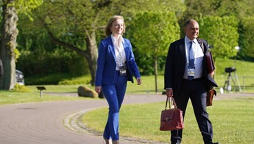 تراس (الى اليسار) خلال توجهها إلى محادثات ضمن اجتماع وزراء خارجية مجموعة السبع في وانغلز شمال ألمانيا (12 ايار 2022، أ ف ب).