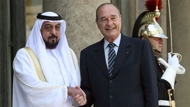 الرئيس الفرنسي جاك شيراك (الى اليمين) مستقبلا الشيخ خليفة بن زايد (21 تموز 2006، أ ف ب). 