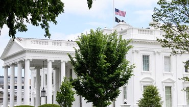 علم الولايات المتحدة منكسا جزئيا عند البيت الأبيض في واشنطن مع تسجيل مليون حالة وفاة بكورونا (12 ايار 2022، أ ف ب). 