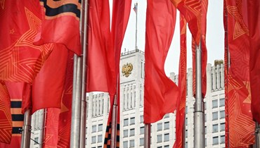 أعلام يوم النصر رفعت أمام مبنى الحكومة الروسية في موسكو (11 ايار 2022، أ ف ب). 