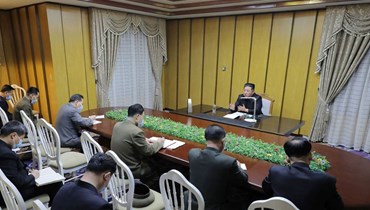 صورة التقطت في 12 ايار 2022، وتظهر كيم (الى اليمين) يتفقد قيادة الحجر الصحي الوطني في مكان غير معروف في كوريا الشمالية (أ ف ب). 