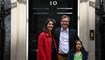 نازانين زغاري راتكليف (الى اليسار) مع زوجها ريتشارد وابنتها غابرييلا لدى وصولهم الى داونينغ ستريت وسط لندن (13 ايار 2022، أ ف ب). 