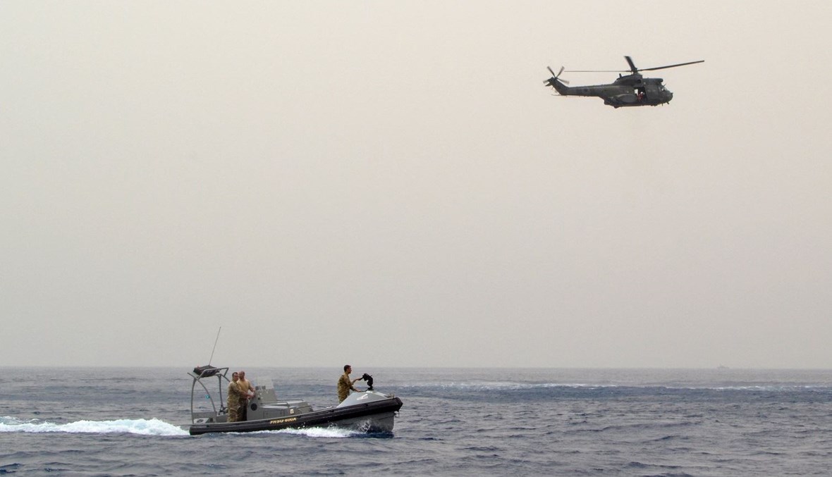 عناصر من الجيش اللبناني خلال عمليات البحث عن ناجين قبالة سواحل طرابلس (24 نيسان 2022 - أ ف ب).