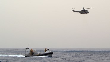 عناصر من الجيش اللبناني خلال عمليات البحث عن ناجين قبالة سواحل طرابلس (24 نيسان 2022 - أ ف ب).