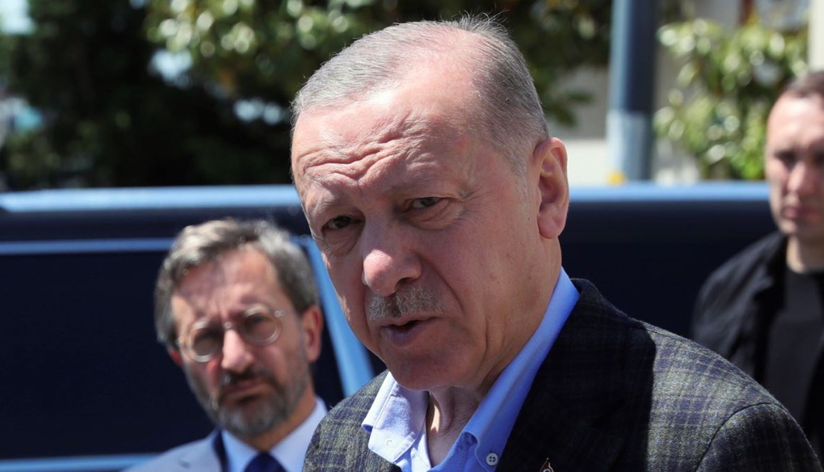 الرئيس التركي رجب طيب أردوغان يتحدث مع مراسلين عن عدم ارتياحه لآفاق انضمام فنلندا والسويد إلى الناتو - "أ ف ب" عن الرئاسة التركية