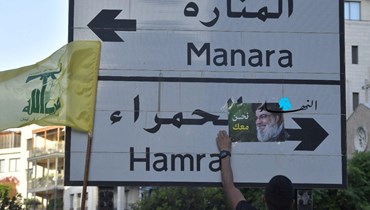 إلصاق صورة نصرالله وعلم "حزب الله" عند أحد مداخل بيروت في يوم الانتخابات (نبيل اسماعيل).