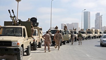 مركبات تابعة للقوات الموالية للدبيبة توقفت عند الواجهة البحرية في العاصمة طرابلس (17 ايار 2022، أ ف ب). 
