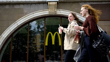 مشهد من أمام مطعم "ماكدونالدز" مغلق في موسكو (16 أيار 2022 - أ  ف ب).