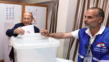 رئيس الجمهورية اللبنانية ميشال عون يدلي بصوته خلال الانتخابات النيابية اللبنانية - "أ ف ب".