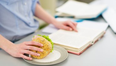 ما الأطعمة التي تساعد الطلاب على التركيز أثناء الدراسة للامتحانات؟