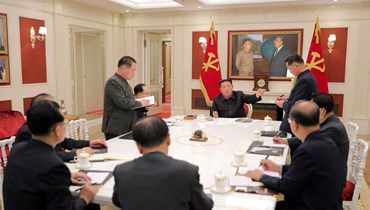 صورة التقطت في 17 ايار 2022 وتظهر كيم (في الوسط) يحضر اجتماع هيئة رئاسة المكتب السياسي للجنة المركزية لحزب العمال الكوري في بيونغ يانغ (أ ف ب).